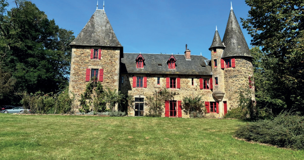 Balades secrètes en Corrèze - À la découverte du château de Bellefond et église Saint Marcel