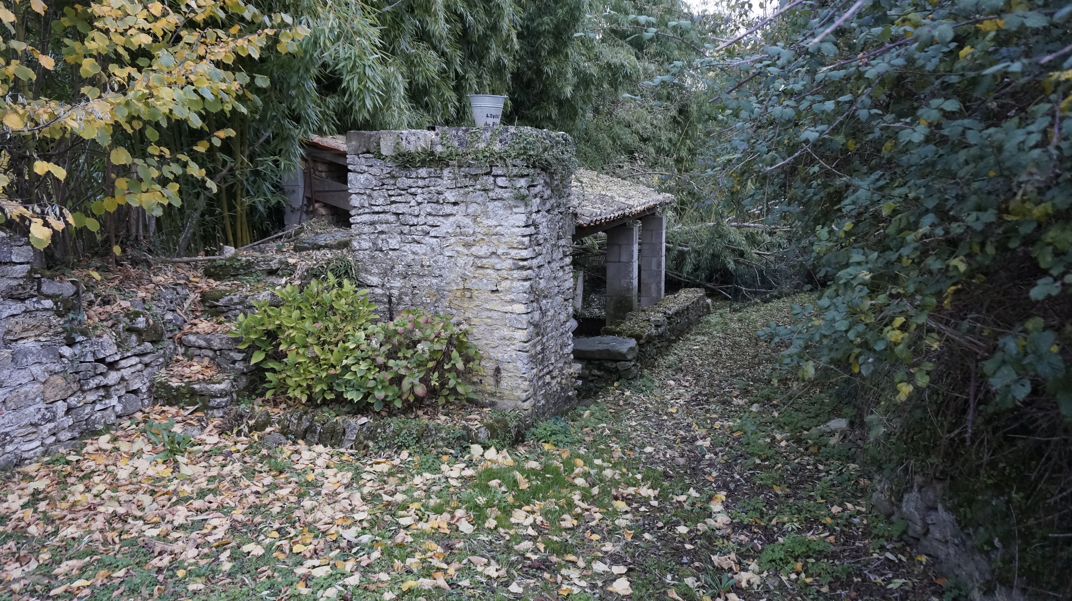 Lavoir du Plet, lavoir de la Vergne, lavoir La Sablière, lavoir Fondmorand, lavoir de la grande fontaine.