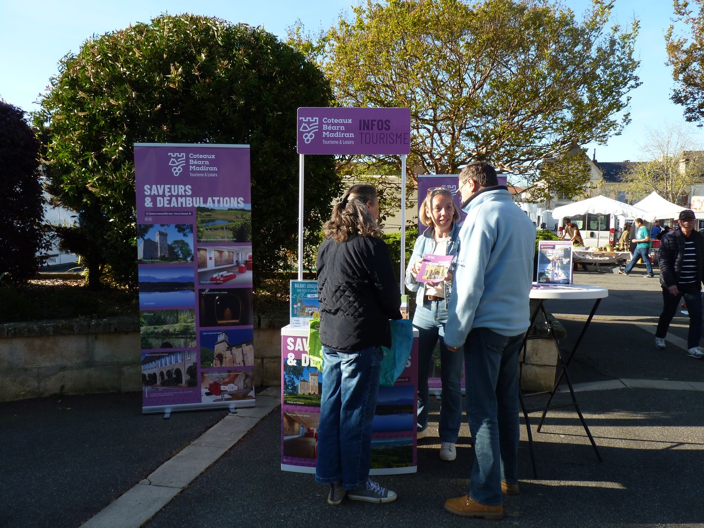 Le stand « tourisme & loisirs" Coteaux Béarn Madiran s’invite au marché !