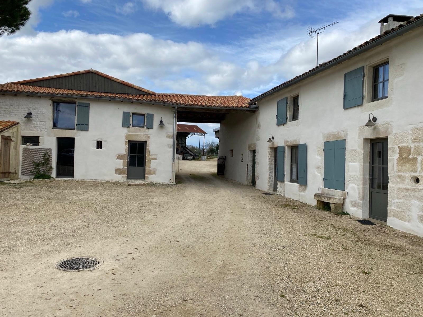Les Logis d'Eglantine : salle de réception et gîtes