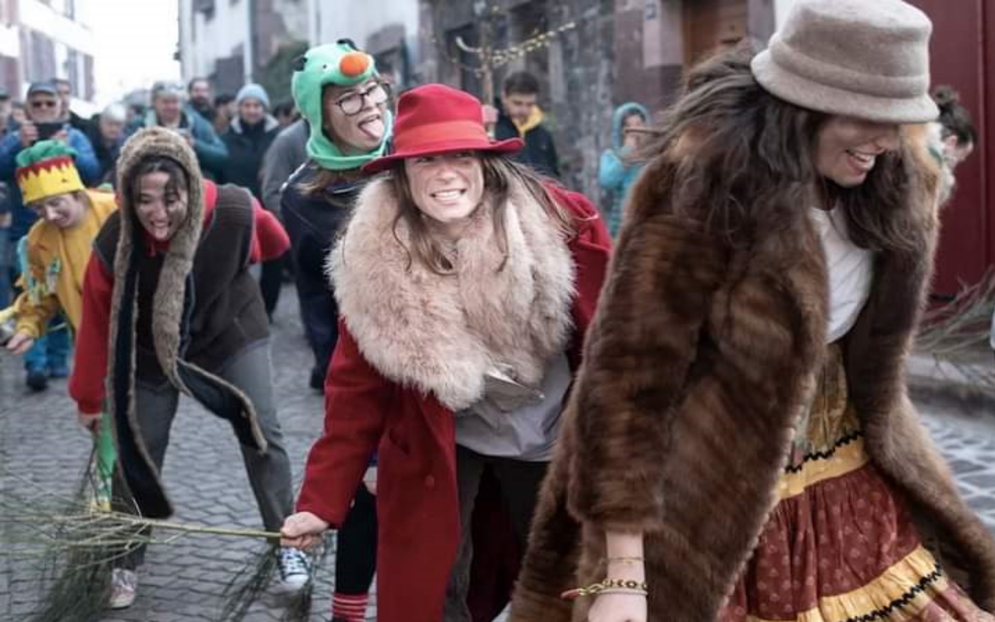 Libertimendua dans le cadre du carnaval : défilé, théâtre, danse, bertsulariak (versificateurs en basque)