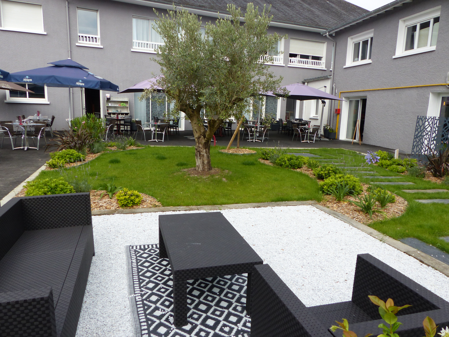 Salle de réception et réunion à l'Hôtel restaurant l'Amandier - photo 2