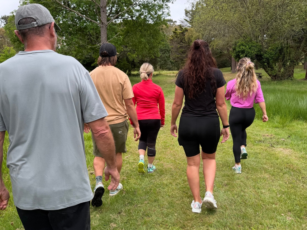Marche sportive en forêt