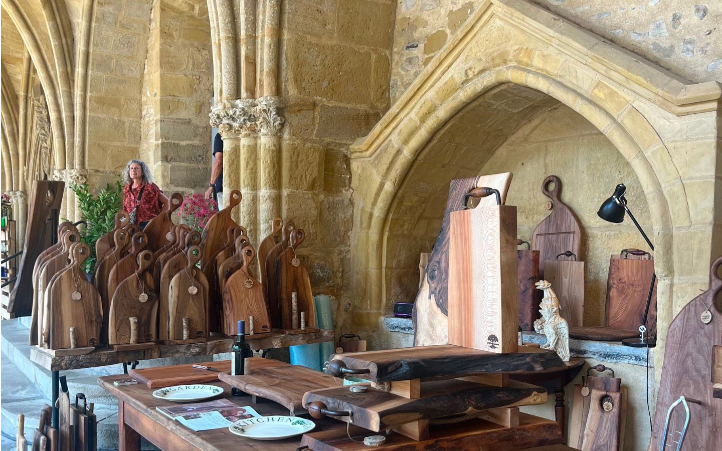 Exposition des métiers d'art au cloître de la cathédrale de Bayonne
