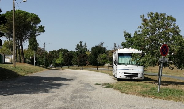 Aire de stationnement de Monflanquin (Coulon)