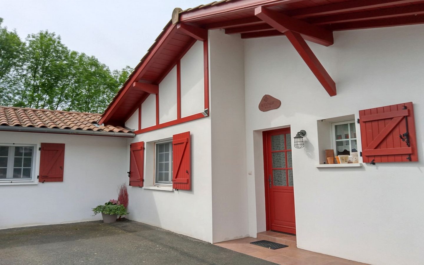 Madame Dominique MONGABURU, Ispoure