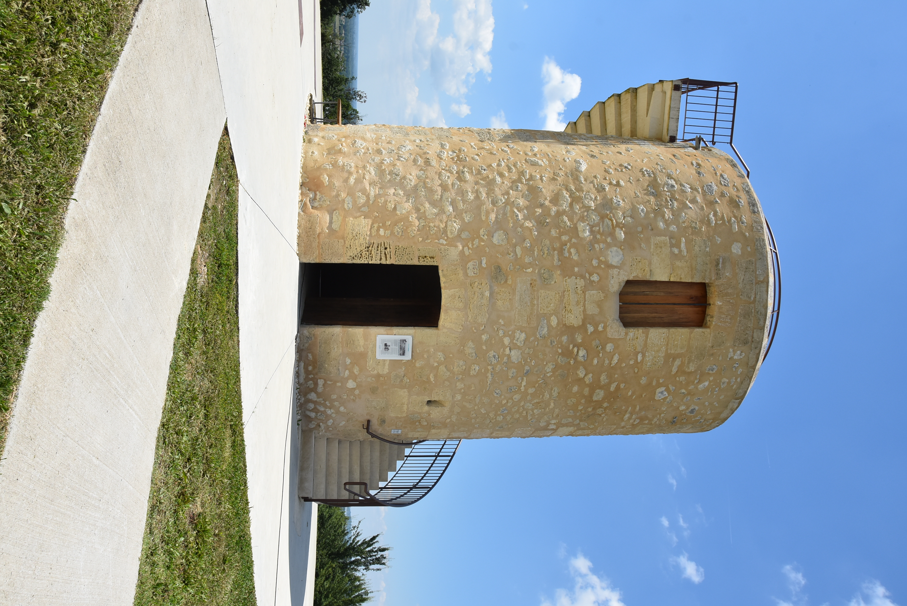 Les Moulins de Montalon et leur stèle