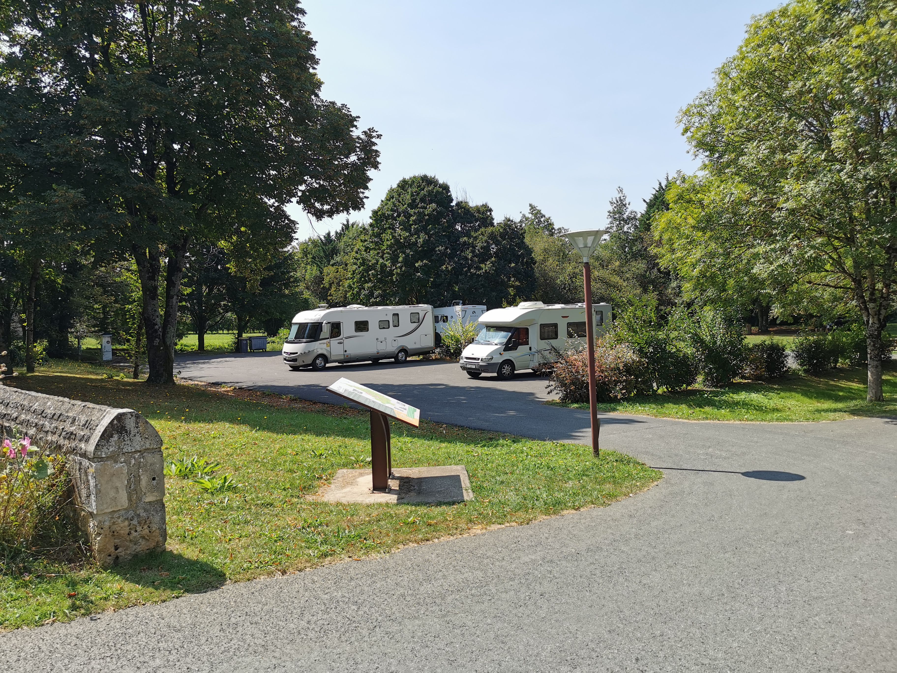 Aire d'accueil de Camping-Car de Nieuil-l'Espoir, Nieuil-l'Espoir - photo 2