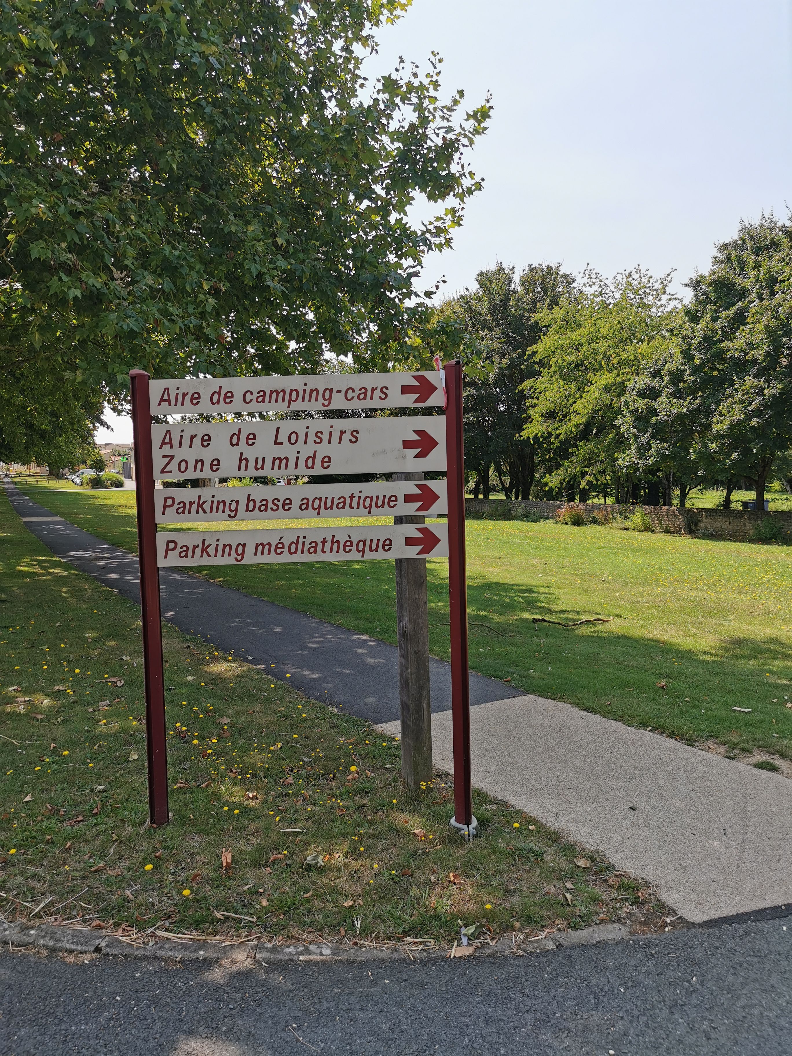 Aire d'accueil de Camping-Car de Nieuil-l'Espoir, Nieuil-l'Espoir - photo 3