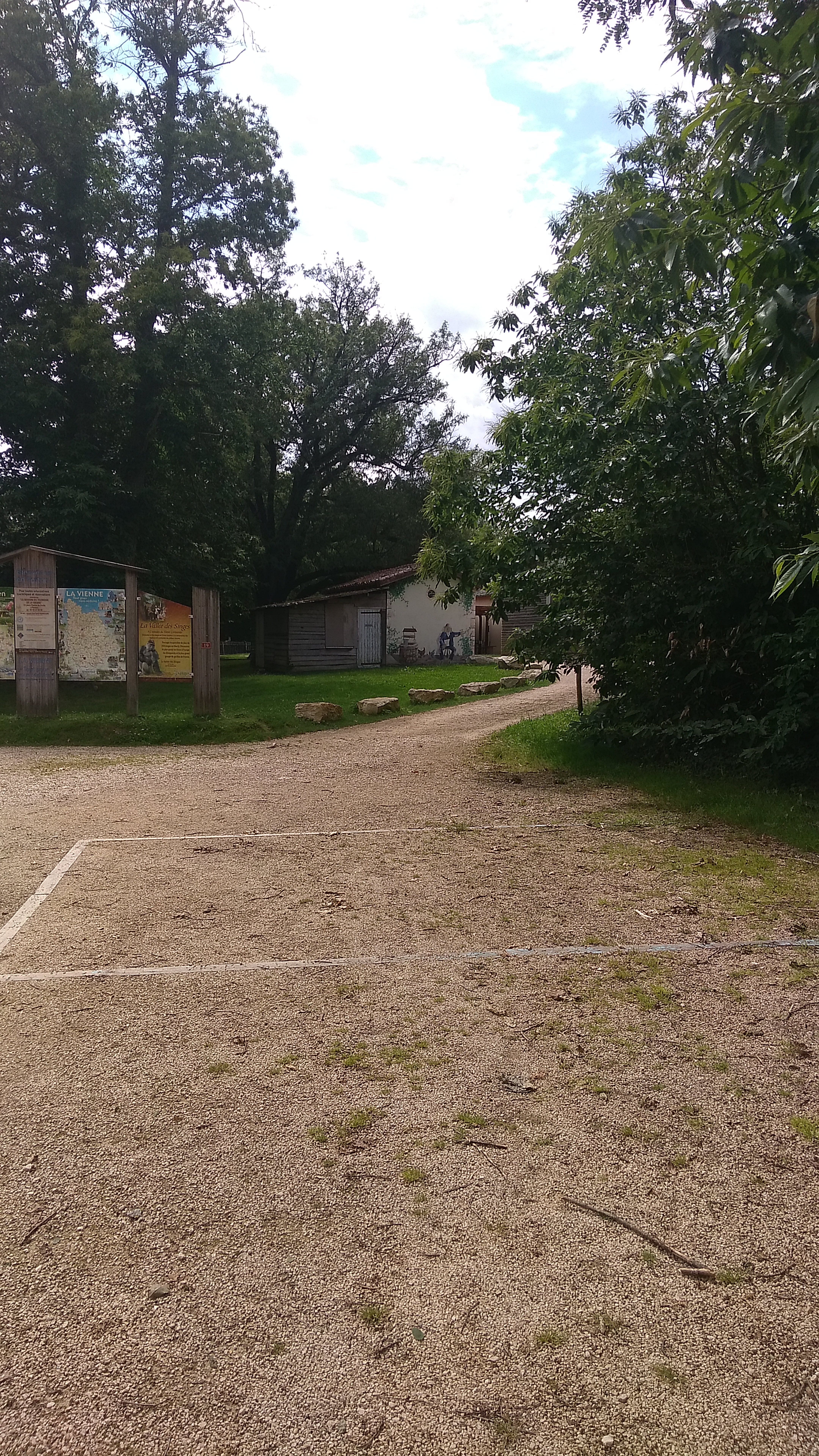 Aire de Stationnement de Camping-Car de Champniers - photo 2