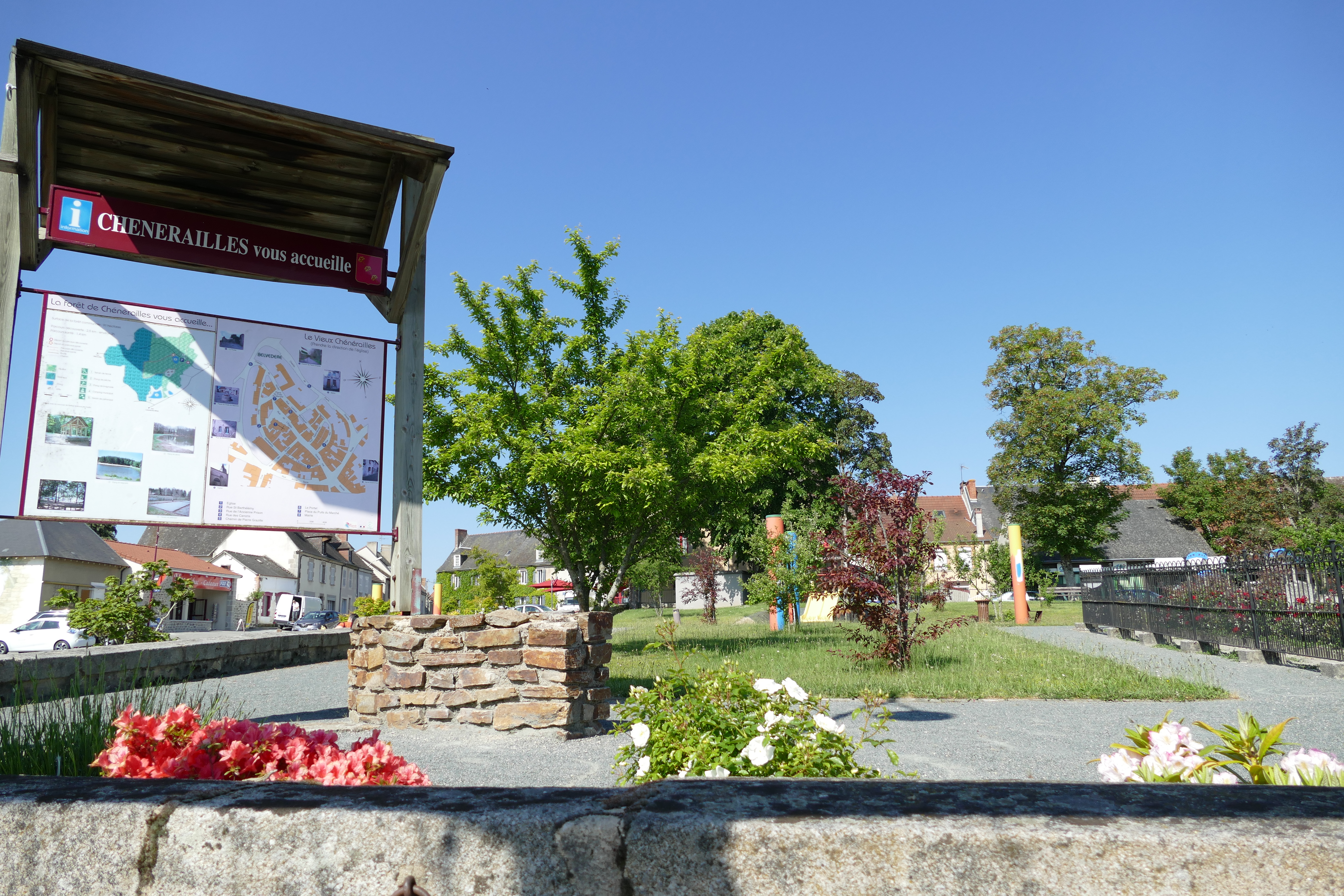 Chénérailles (Place du Champ de Foire) : Aire de jeux et toilettes publiques, Chénérailles