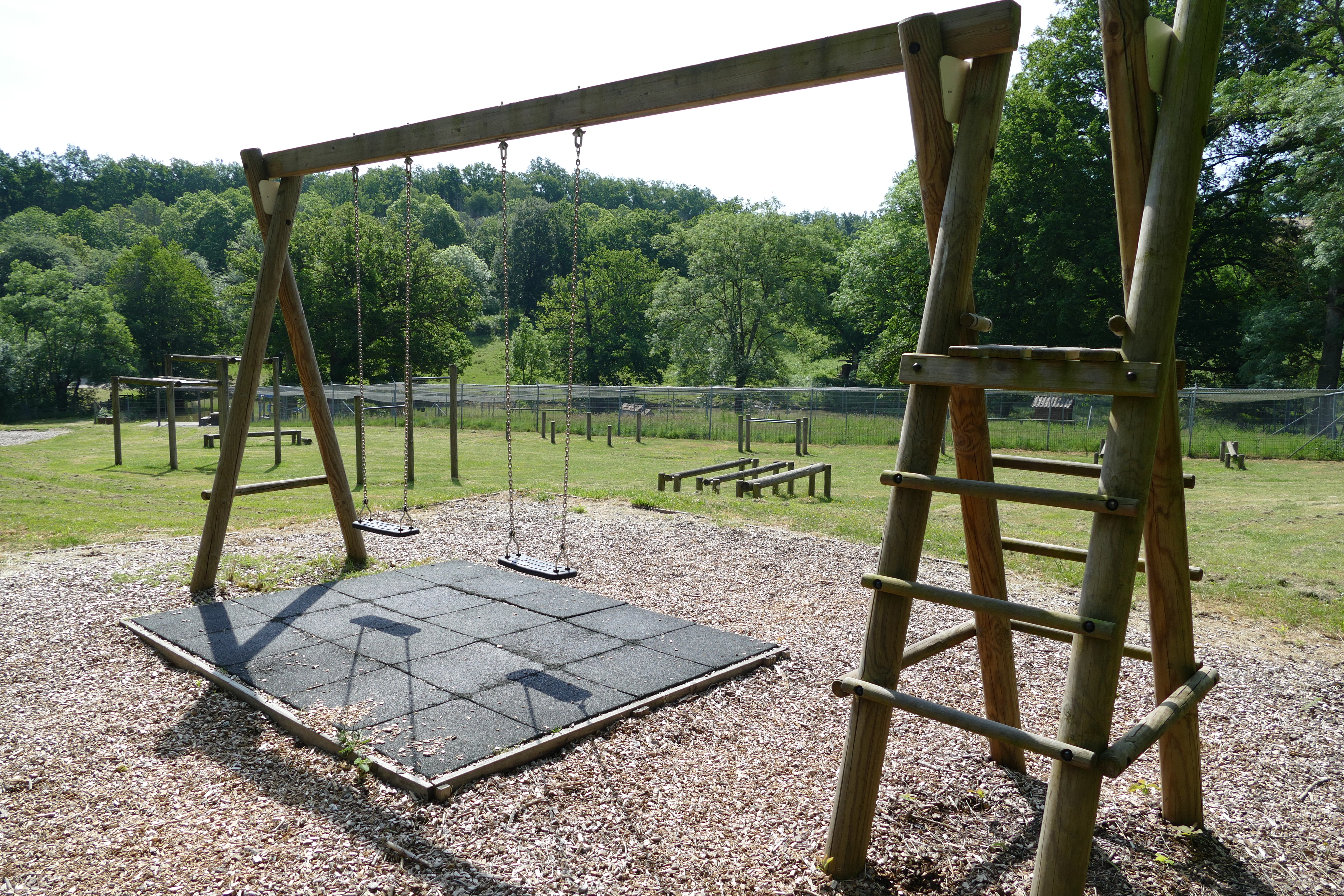 Parc de Coux : Aire de pique-nique et de jeux, Auzances - photo 3