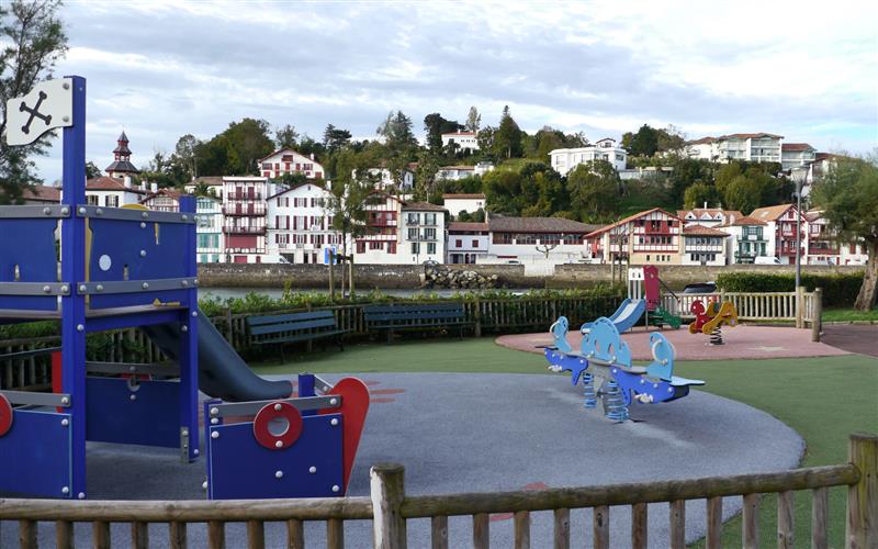 Aire de jeux  square Henri Dunant