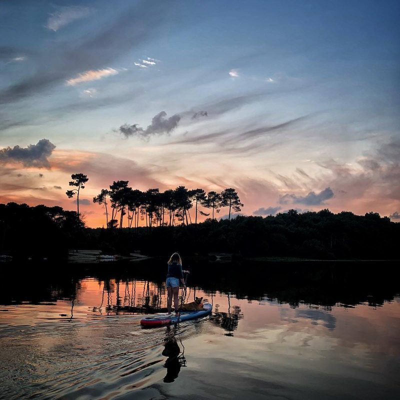Paddle sur le lac au coucher du soleil — visuel événement