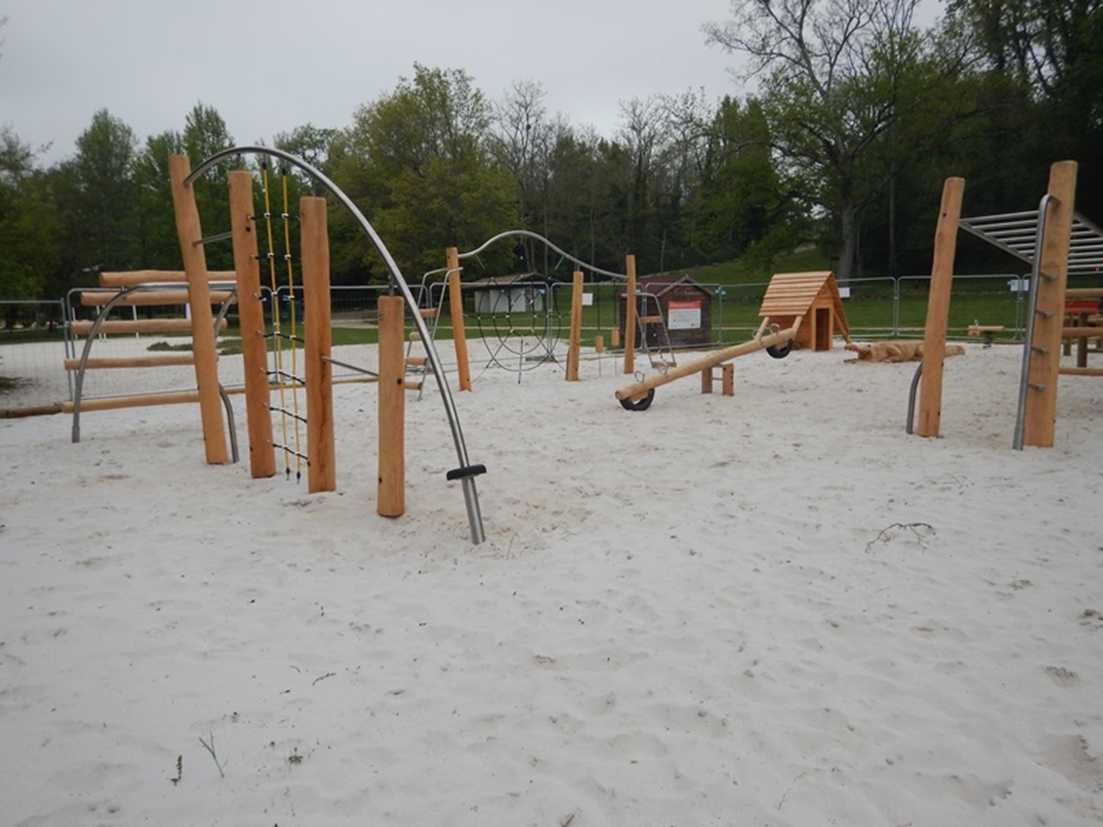 Aire de pique-nique du domaine nature et loisirs de Blasimon - photo 2