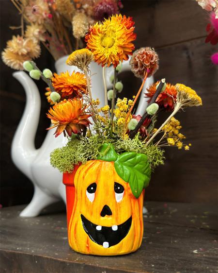 Ateliers enfants spécial Halloween chez Mendi - Composition en fleurs séchées Ateliers enfants spécial Halloween chez Mendi - Composition en fleurs séchées