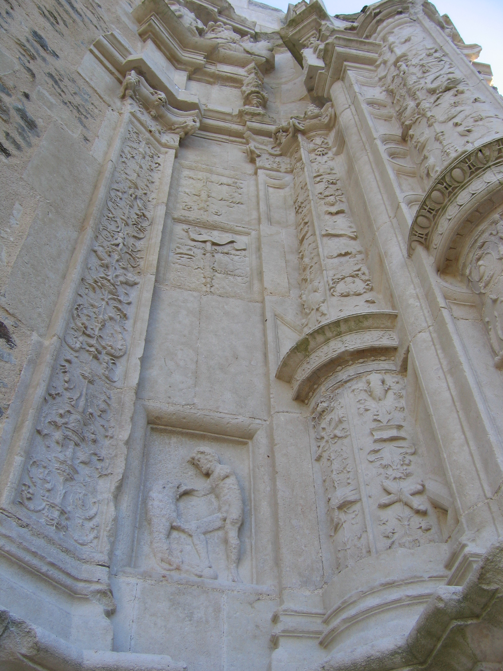 Pilier du bras nord du transept de l'Eglise Saint-Pierre Chapelle Rompue Protestante XVème siècle