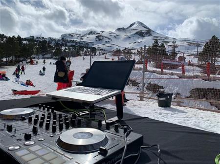 DJ sur le front de neige DJ sur le front de neige