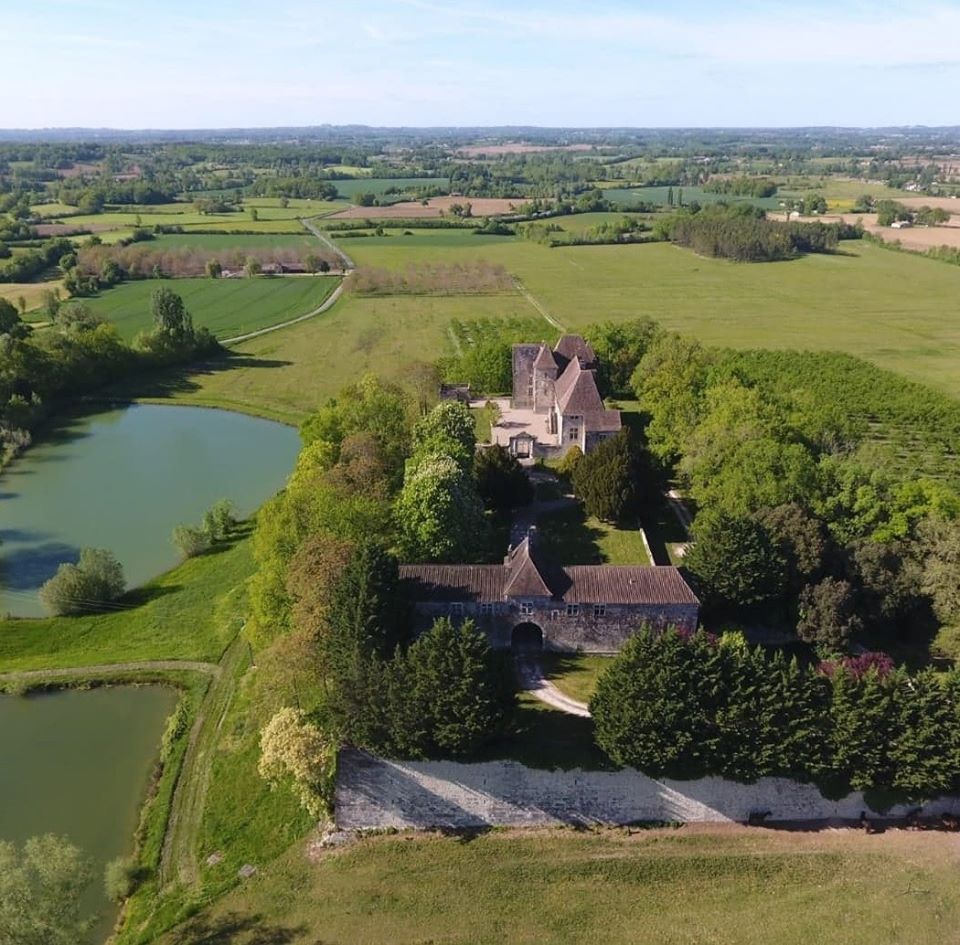 Visite contée du Château de Born avec Janouille la Fripouille