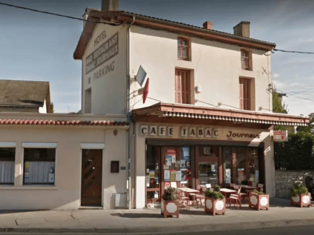 <span class="lang-fallback" title="Informatie alleen beschikbaar in het Frans">Hôtel Martel 732 <span class="lang-badge">🇫🇷</span></span>