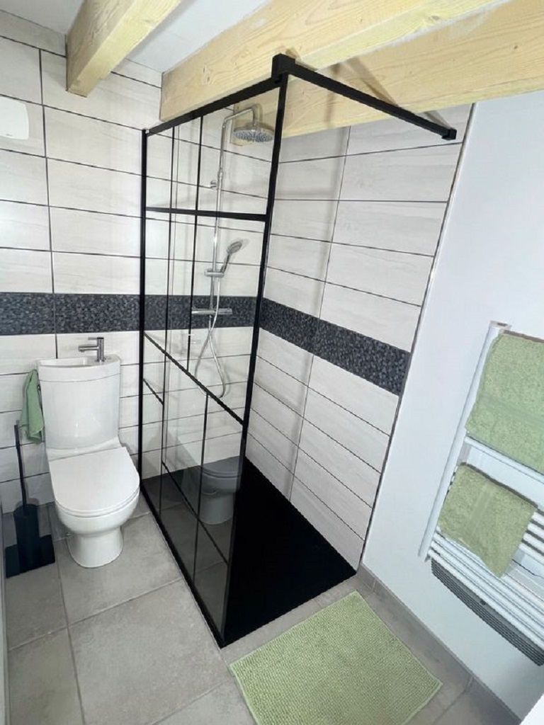 Hébergement insolite : cabane enterrée avec étang, Sainte-Feyre - photo 2