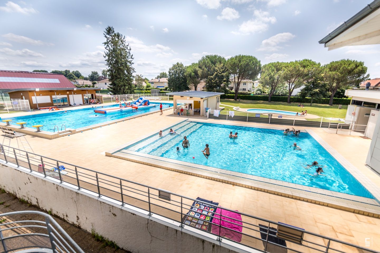 Piscines en fête, structure gonflable géante — visuel événement