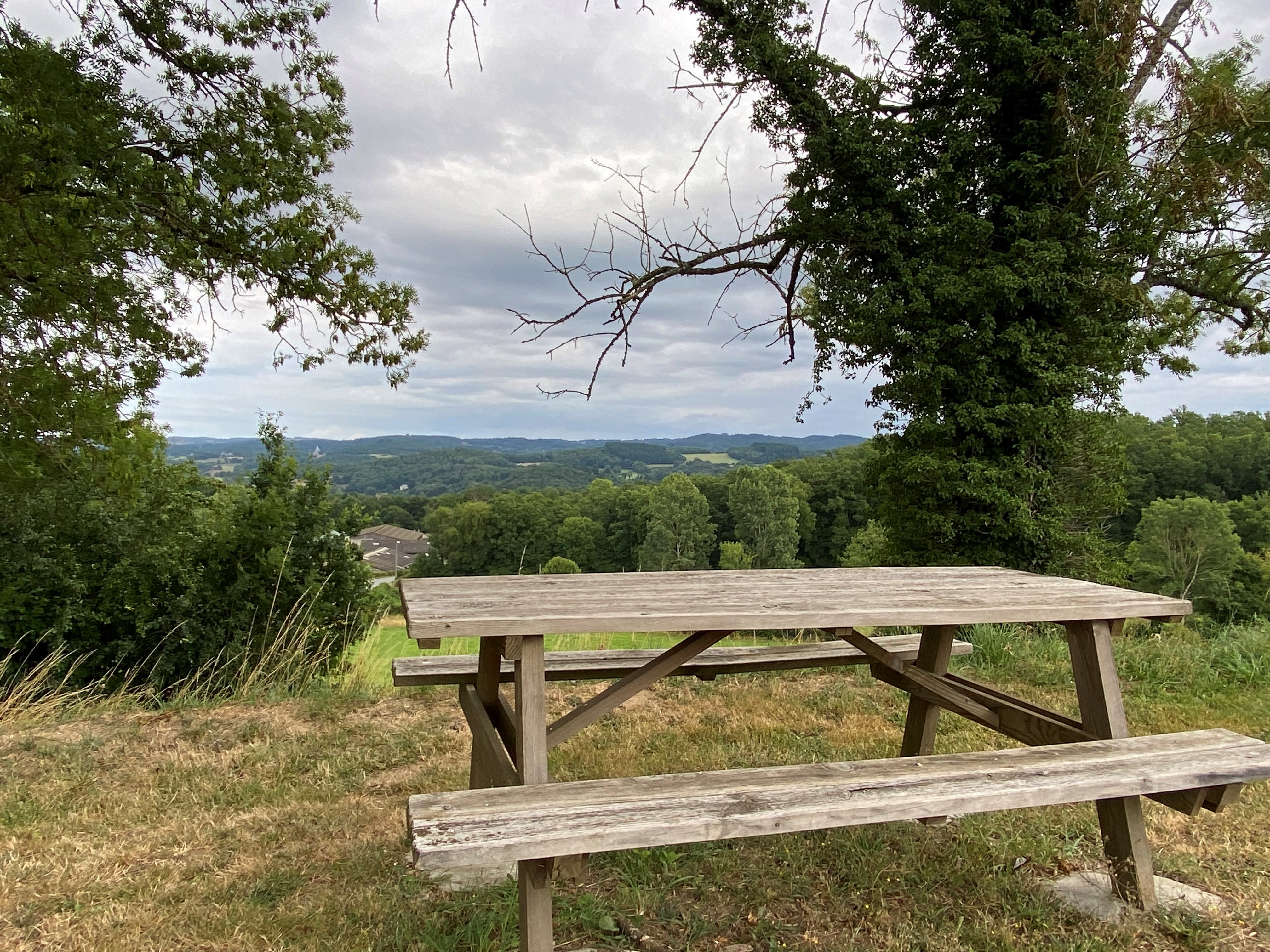 Aire de pique-nique à St-Silvain-Bellegarde - photo 2