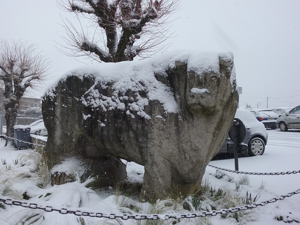 Statue du taureau Limousin, Saint-Léonard-de-Noblat - photo 2