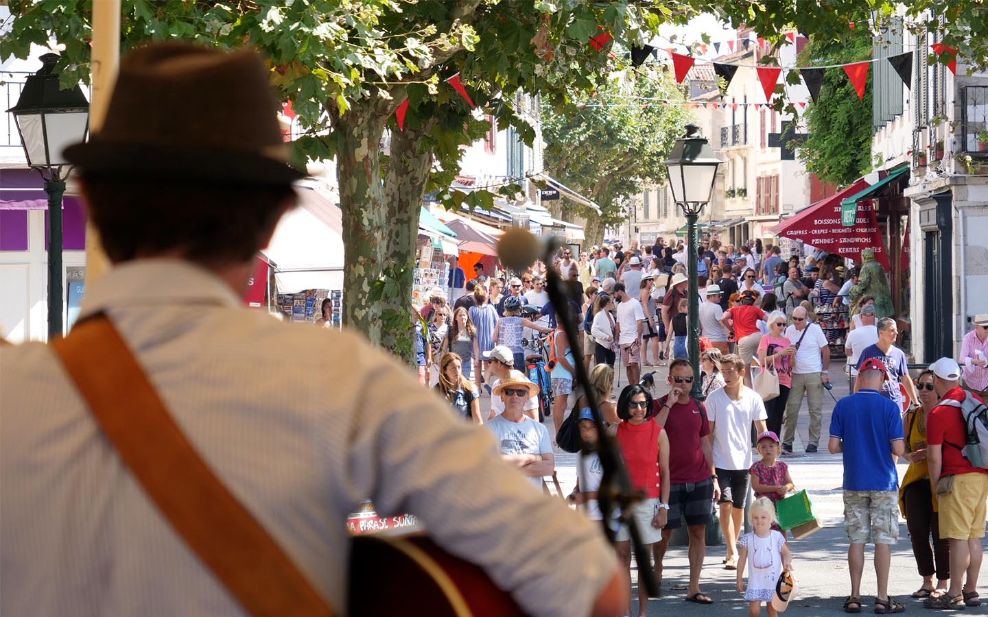 Bal au kiosque avec ATOM - Toro de Fuego et bataille de confettis