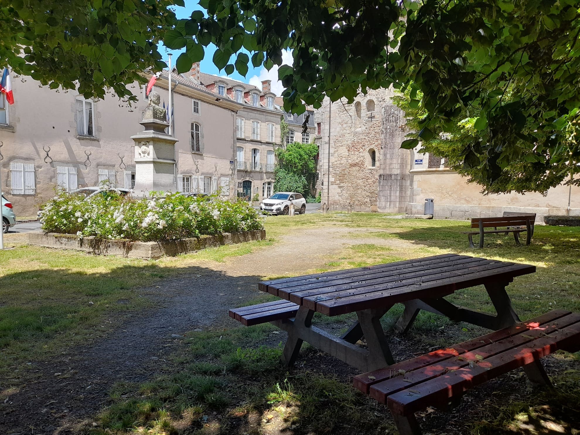 Aire de pique-nique à côté de la collégiale