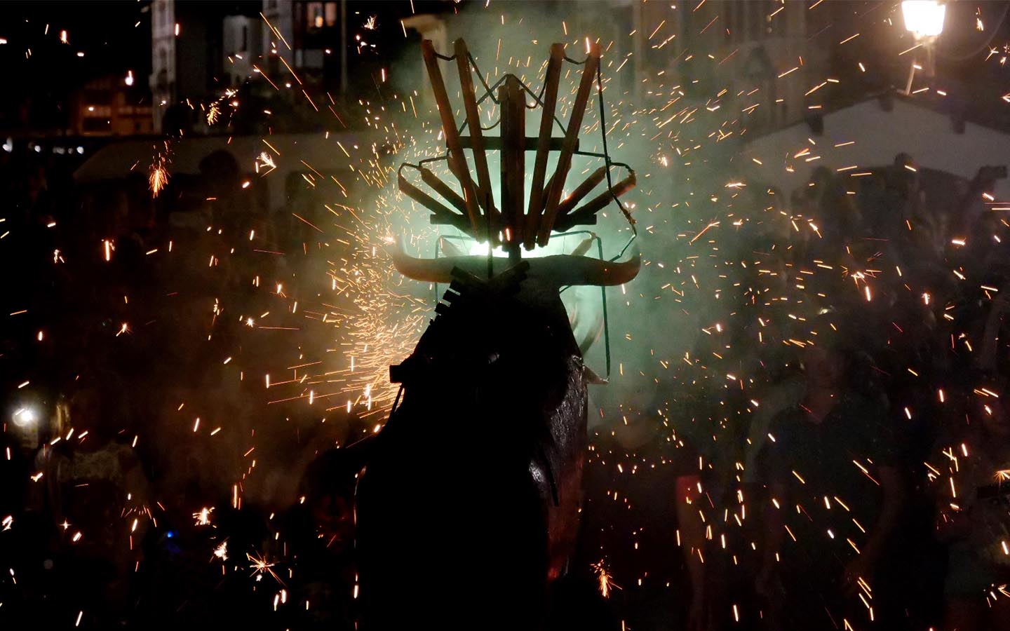 Bal au kiosque avec Heptagone - Toro de Fuego et bataille de confettis, Saint-Jean-de-Luz