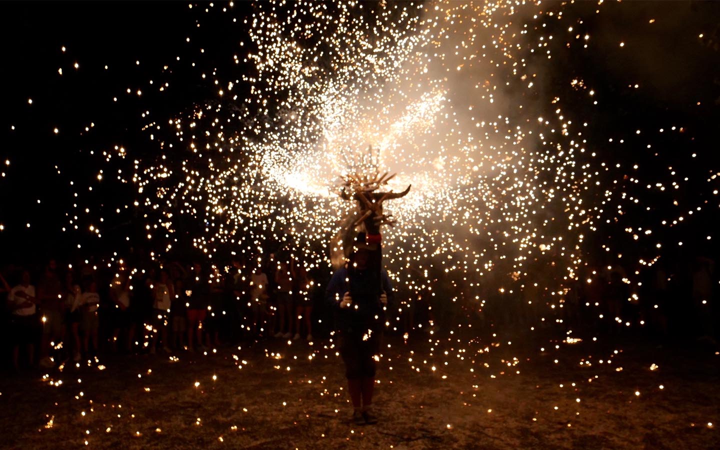 Bal au kiosque avec Heptagone - Toro de Fuego et bataille de confettis, Saint-Jean-de-Luz - photo 4