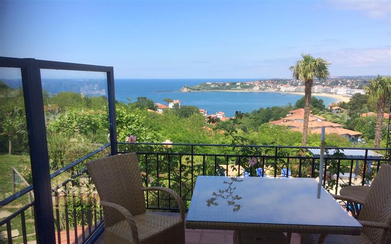 Chambres d'hôtes et Appartements- Villa Erresinolettean