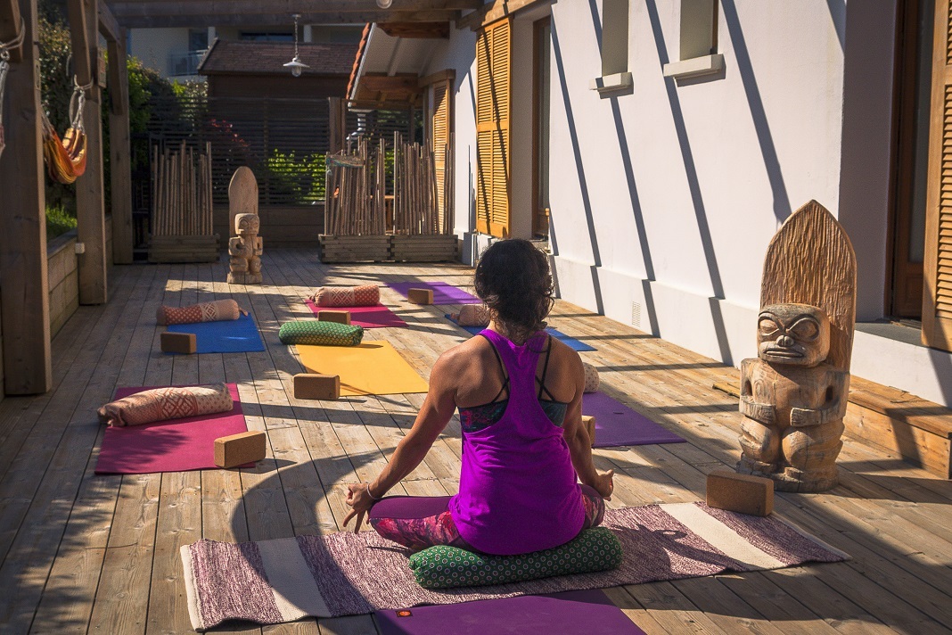 Yoga à la villa Tiki — visuel événement