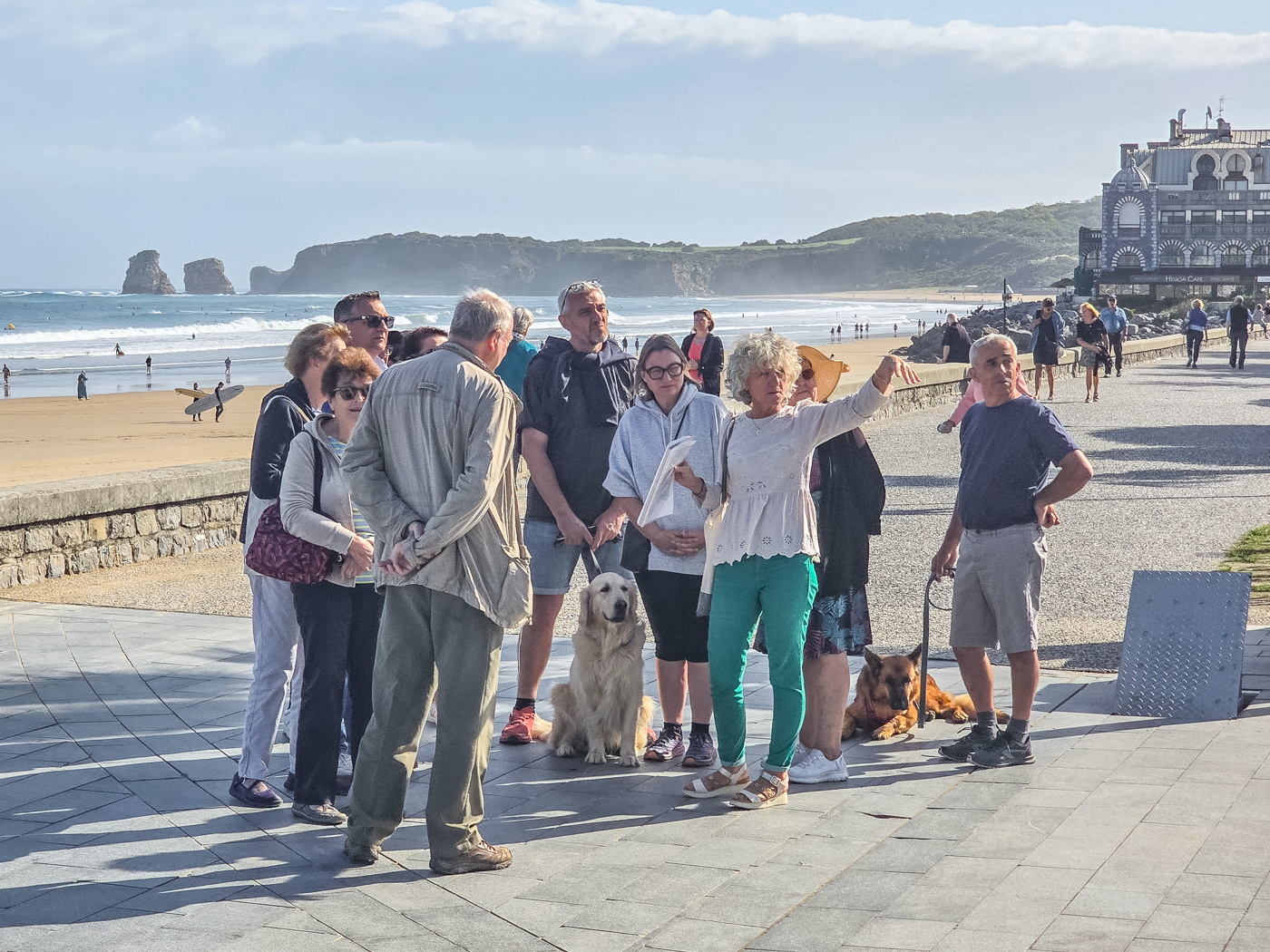 https://cdt64.media.tourinsoft.eu/upload/Visite-commentee-Quartier-Plage---Hendaye-Tourisme.jpg