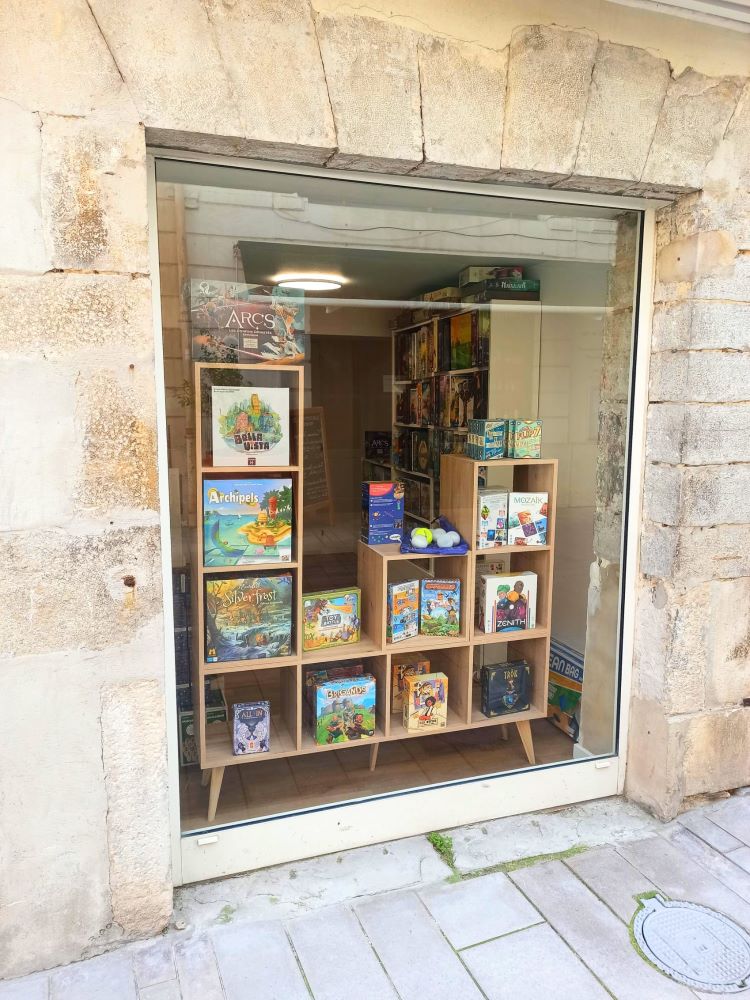 Combo - Boutique et bar à jeux