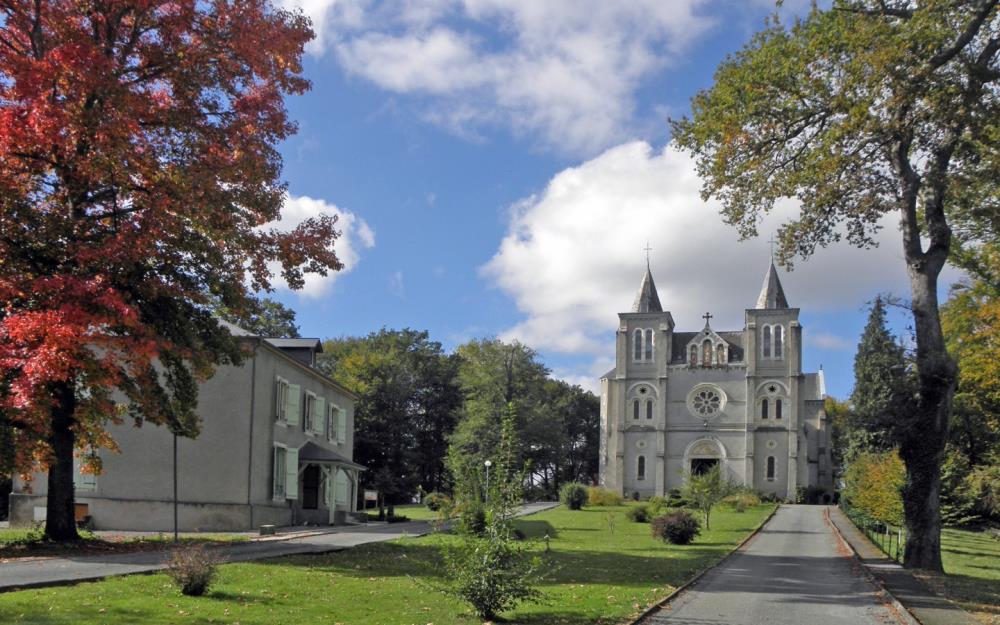 Vue-generale-Pietat-sanctuaire-sacre-apied-libre-de-droits-Sanctuaires-de-Pietat.jpg?width=1000&height=625&crop=1