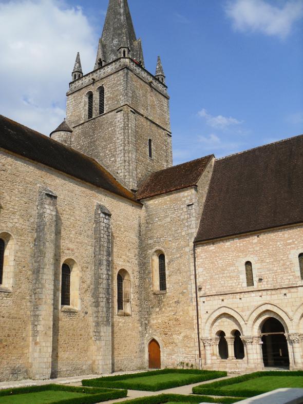 Abbaye de Saint Benoit, Saint-Benoît