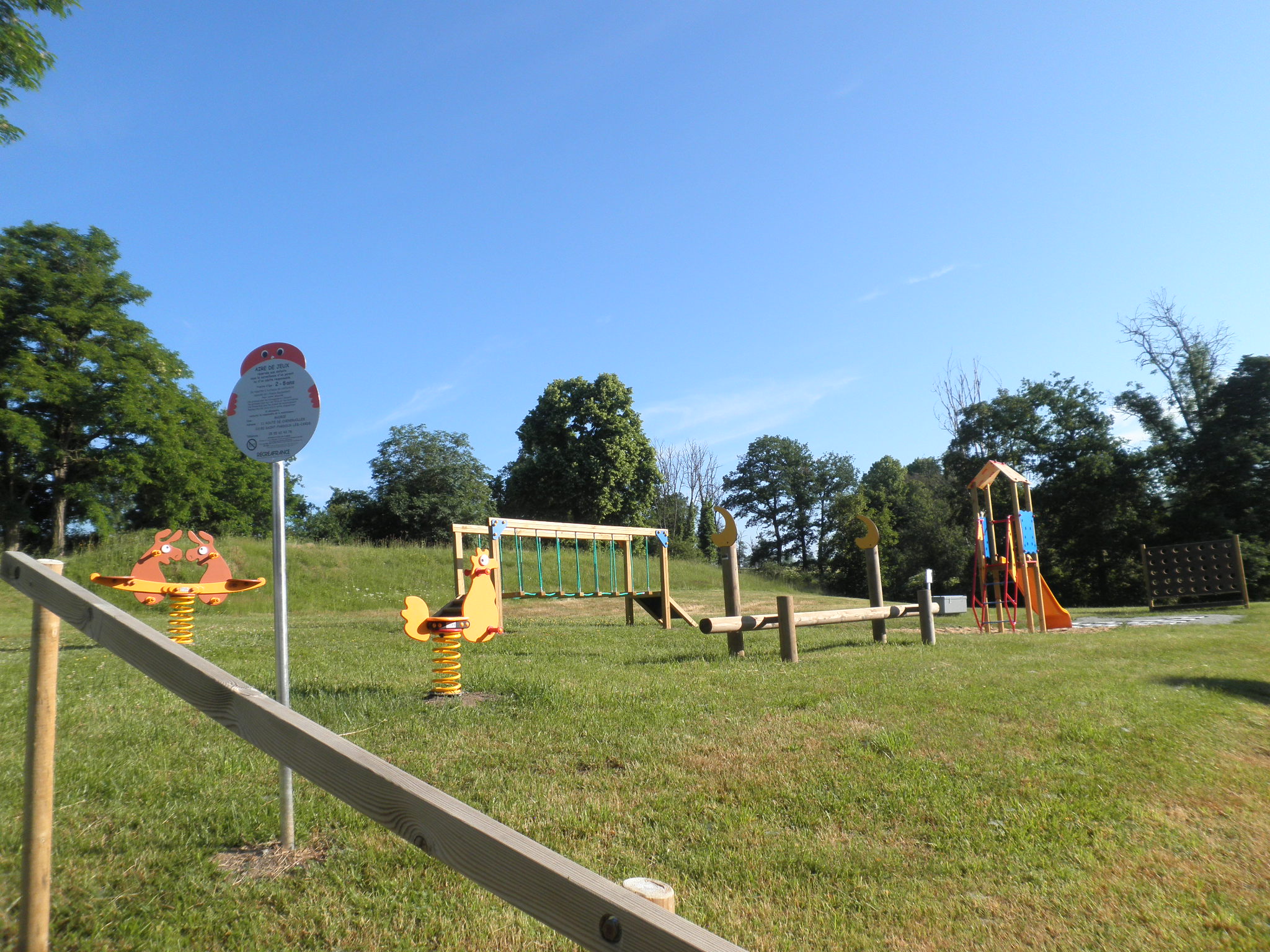 St-Pardoux-les-Cards : Aire de jeux et terrain de pétanque