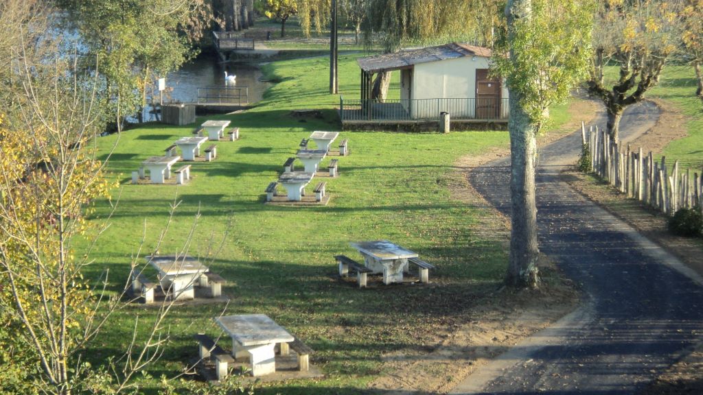 Aire de pique de la Base de loisirs, Neuvic