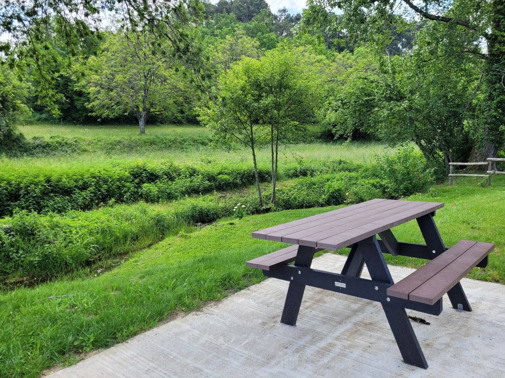 Aire de pique-nique du bourg de Vallereuil - photo 4