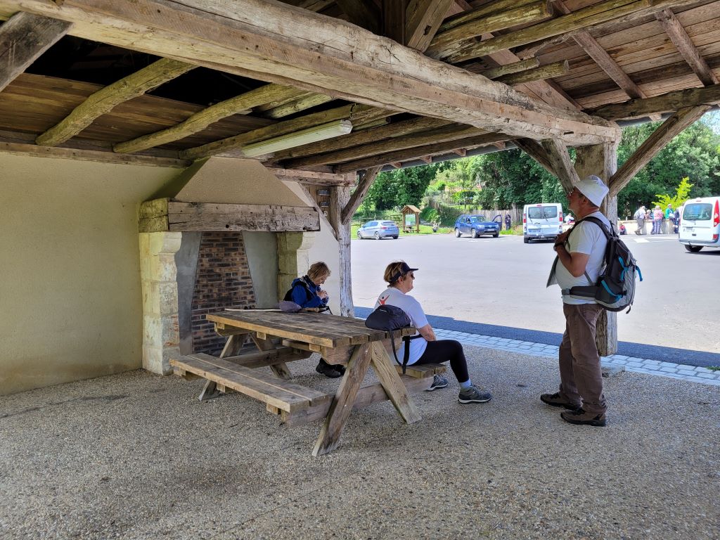 Aire de pique-nique du bourg de Vallereuil - photo 2