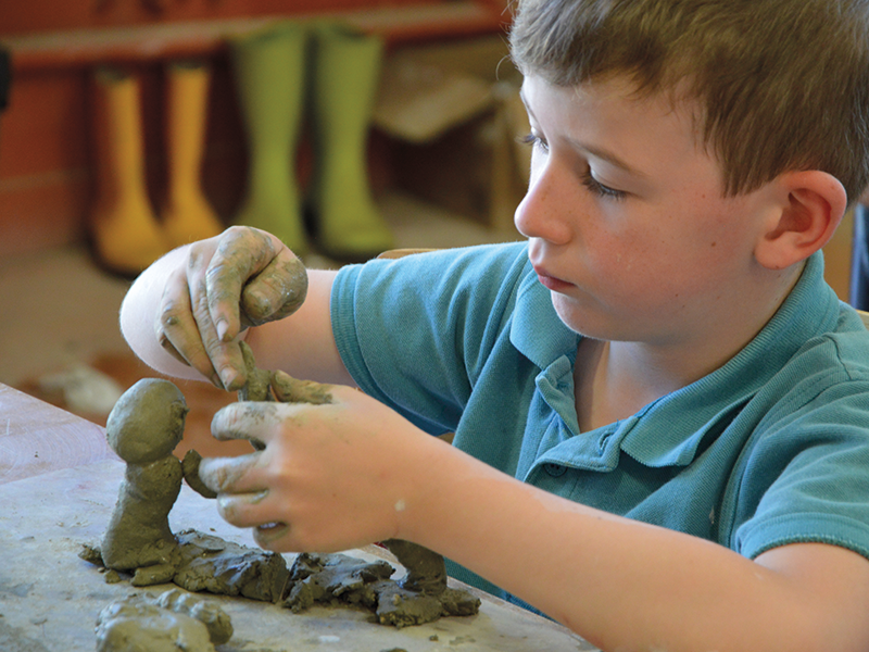 Atelier modelage adultes à l'Atelier-Musée de la Terre - Puycheny