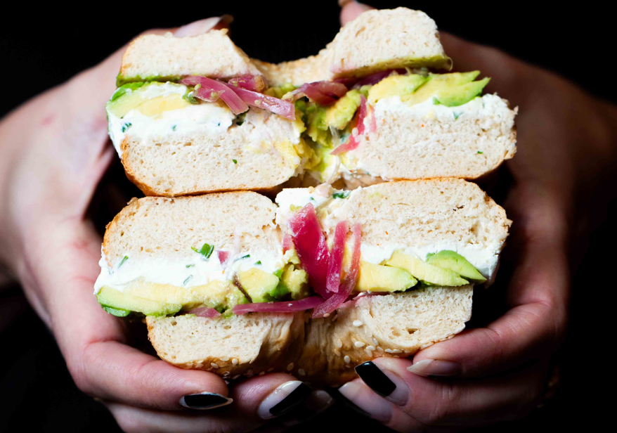 https://cdt64.media.tourinsoft.eu/upload/bagel-hemen-local-food-hendaye-avocado.PNG