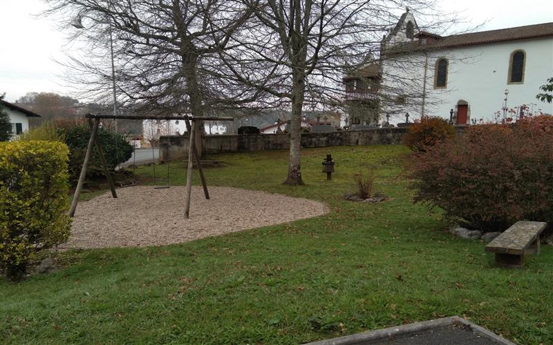 Aire de Pique-nique et balançoire