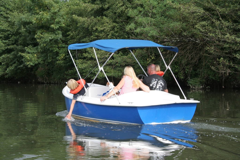 Promenade en bateau électrique, Neuvic