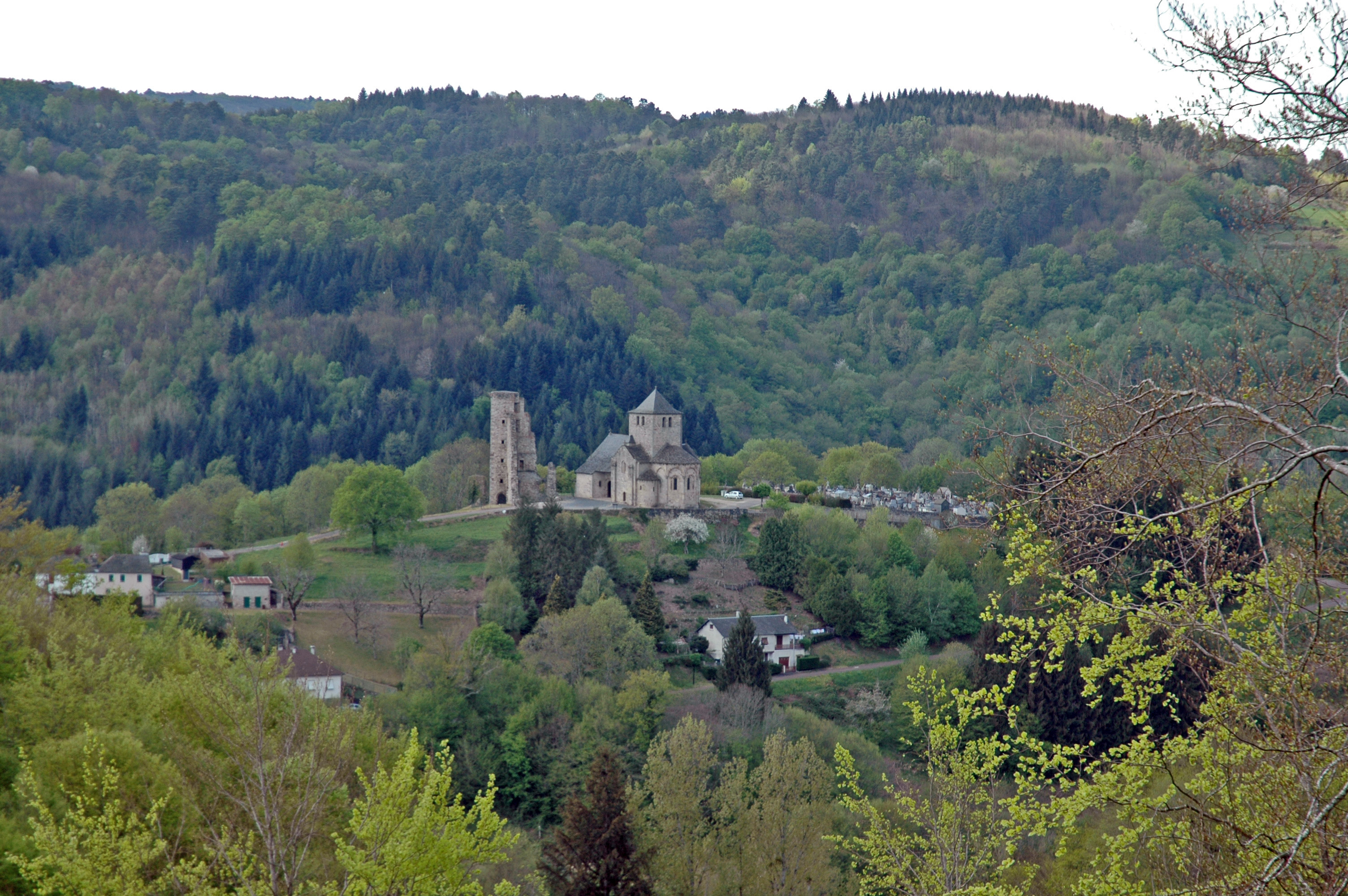 Eglise Saint-Etienne et vestige du château