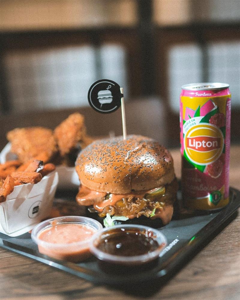 Black and White Burger Pau