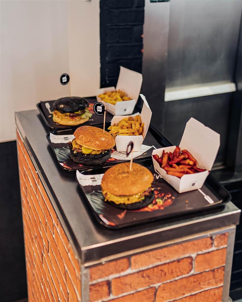 Black and White Burger Pau