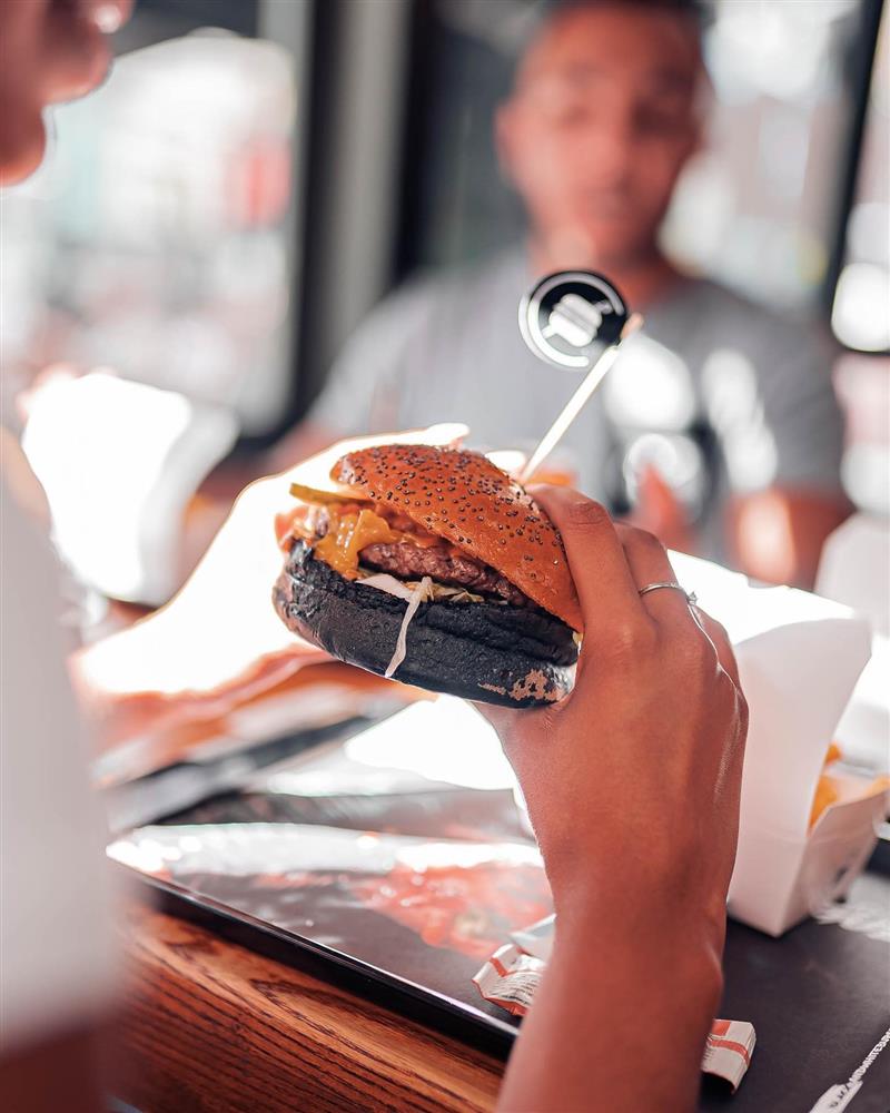 Black and White Burger Pau